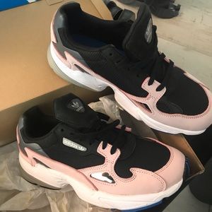 Adidas women falcon w 7 and half size